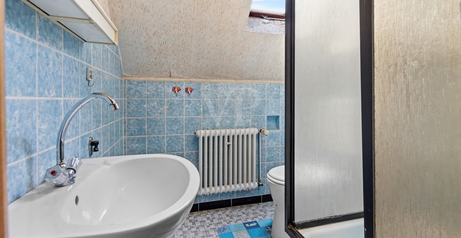 Bad mit Dusche im Obergeschoss