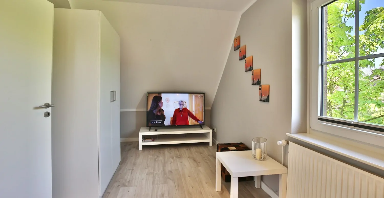 Schlafzimmer 2 rechts mit TV