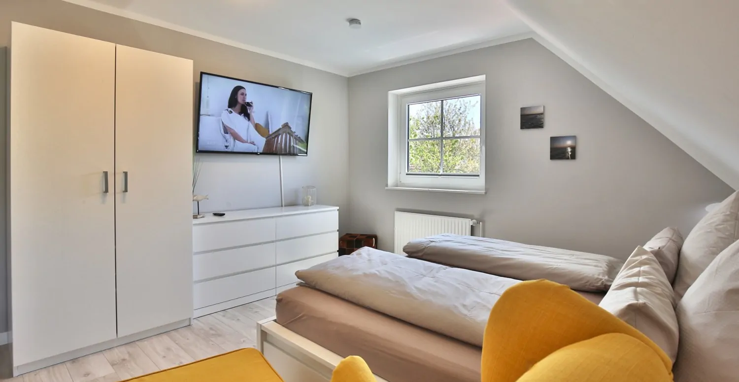Schlafzimmer 1 mit TV