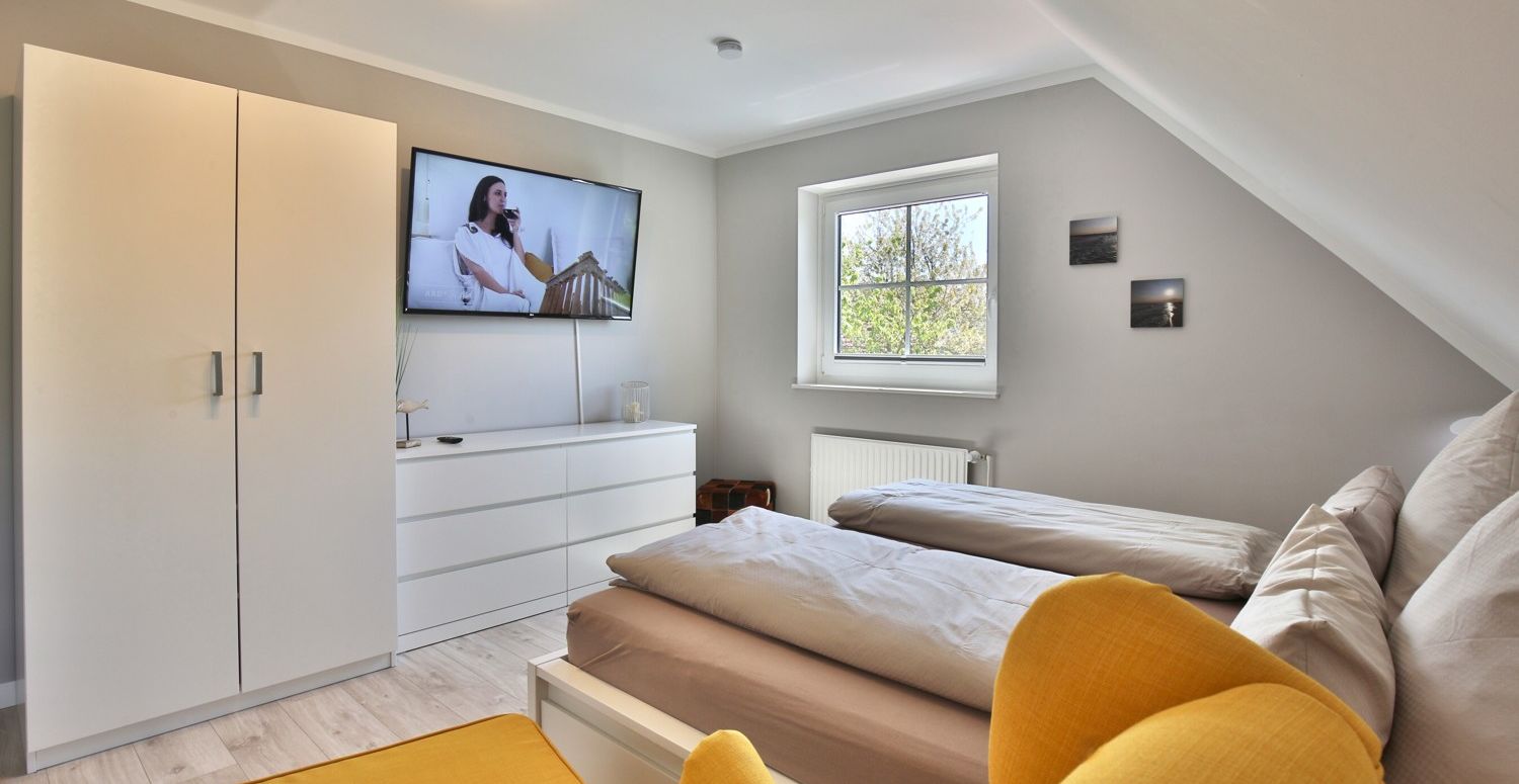 Schlafzimmer 1 mit TV