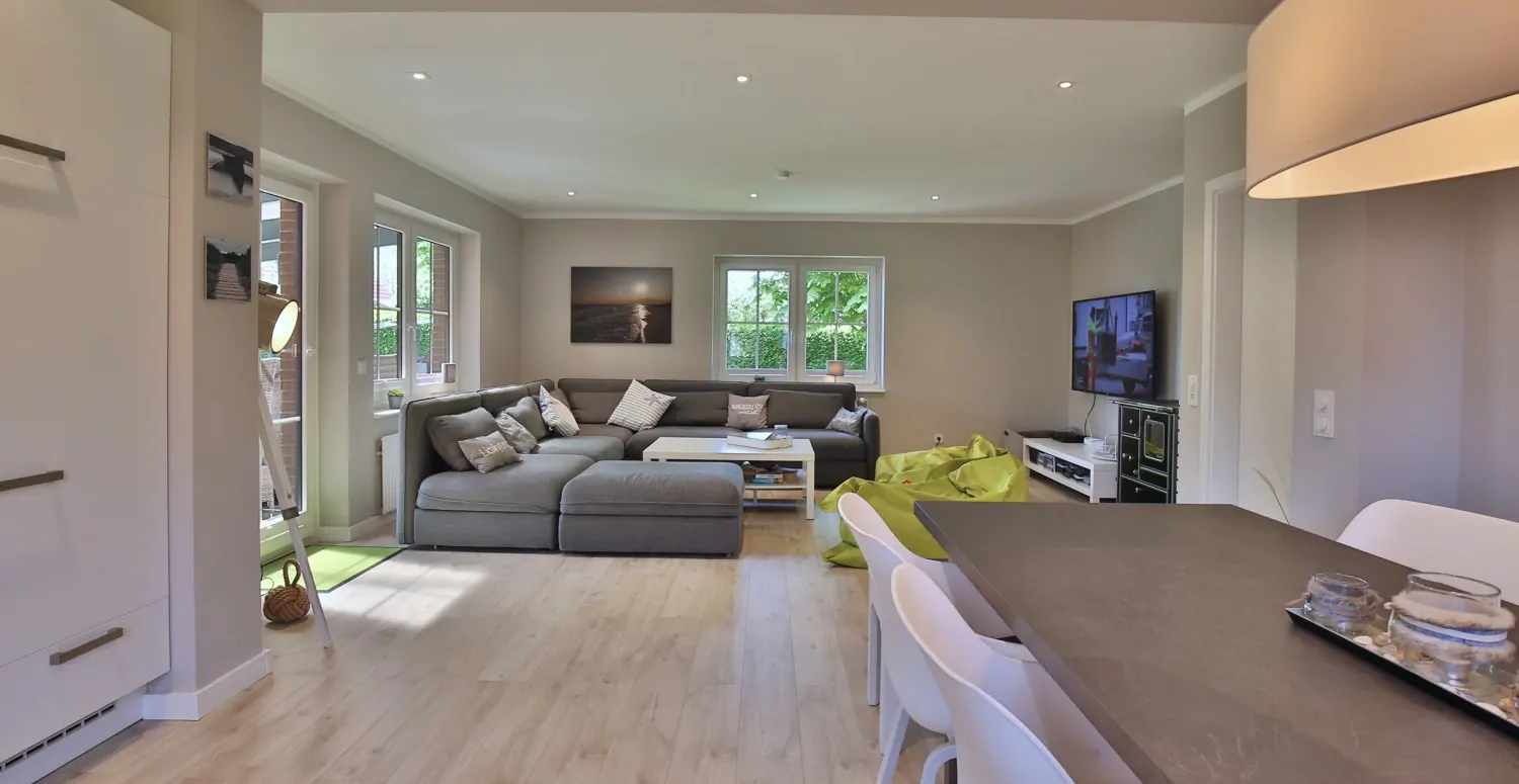 Offene Wohnküche mit Blick in den Wohnbereich