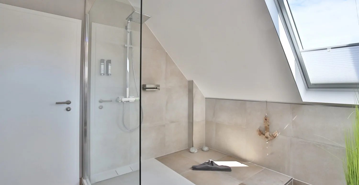 Masterbad OG mit großzügigem Duschbereich