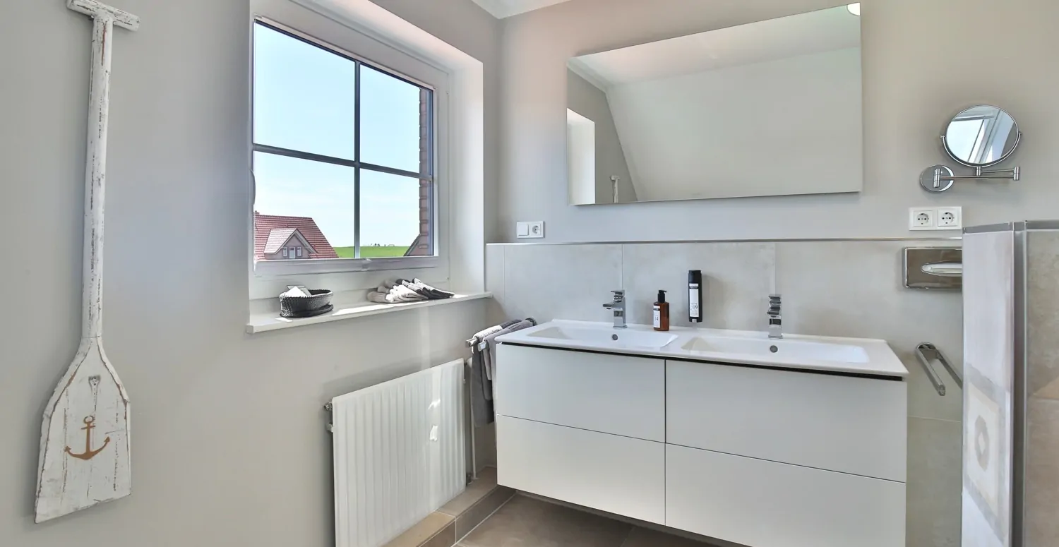 Masterbad mit Blick auf Deich