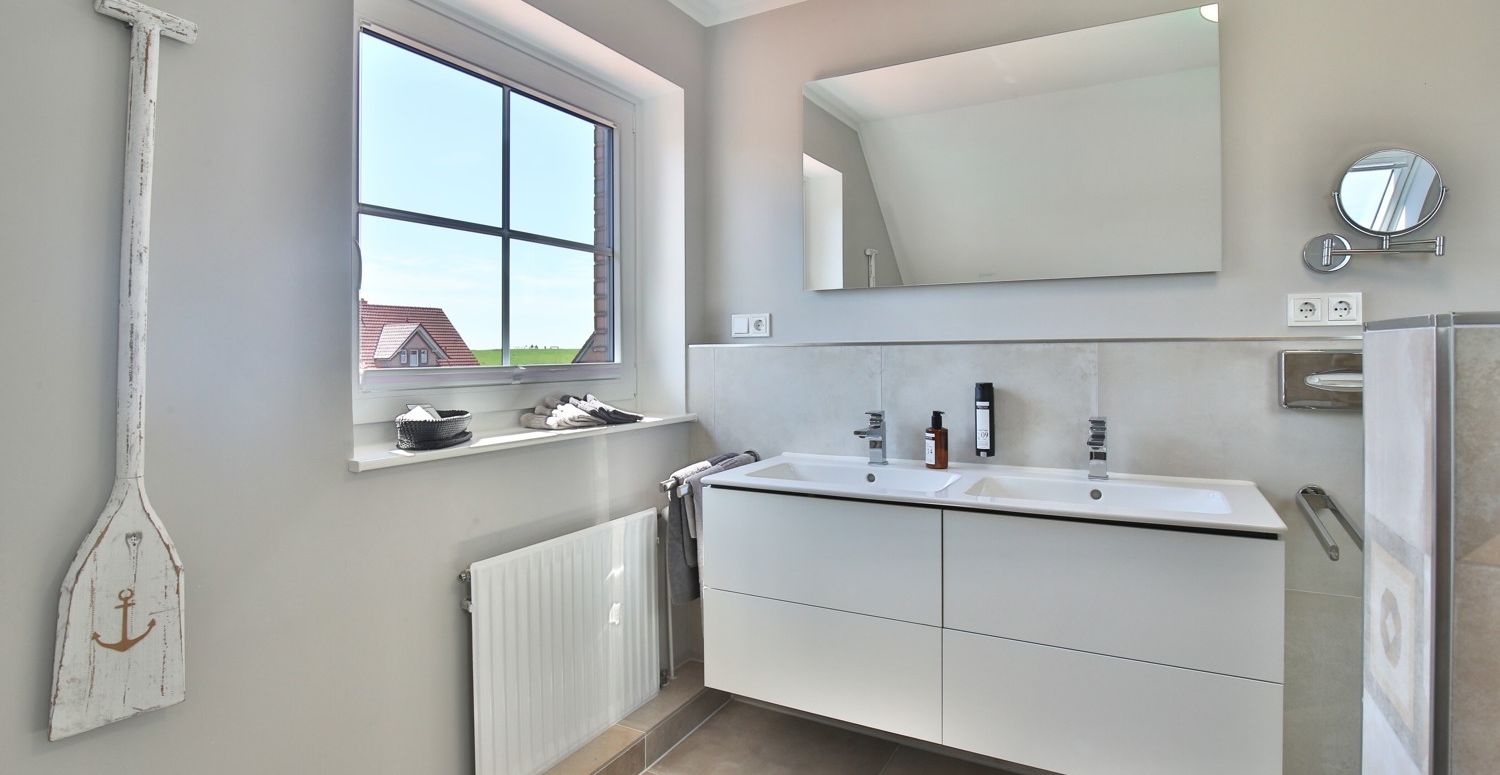 Masterbad mit Blick auf Deich