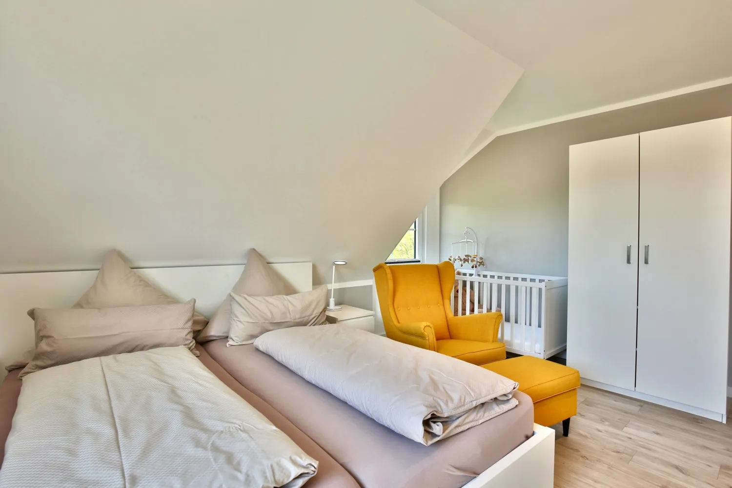 Schlafzimmer 1 mit Kinderbett