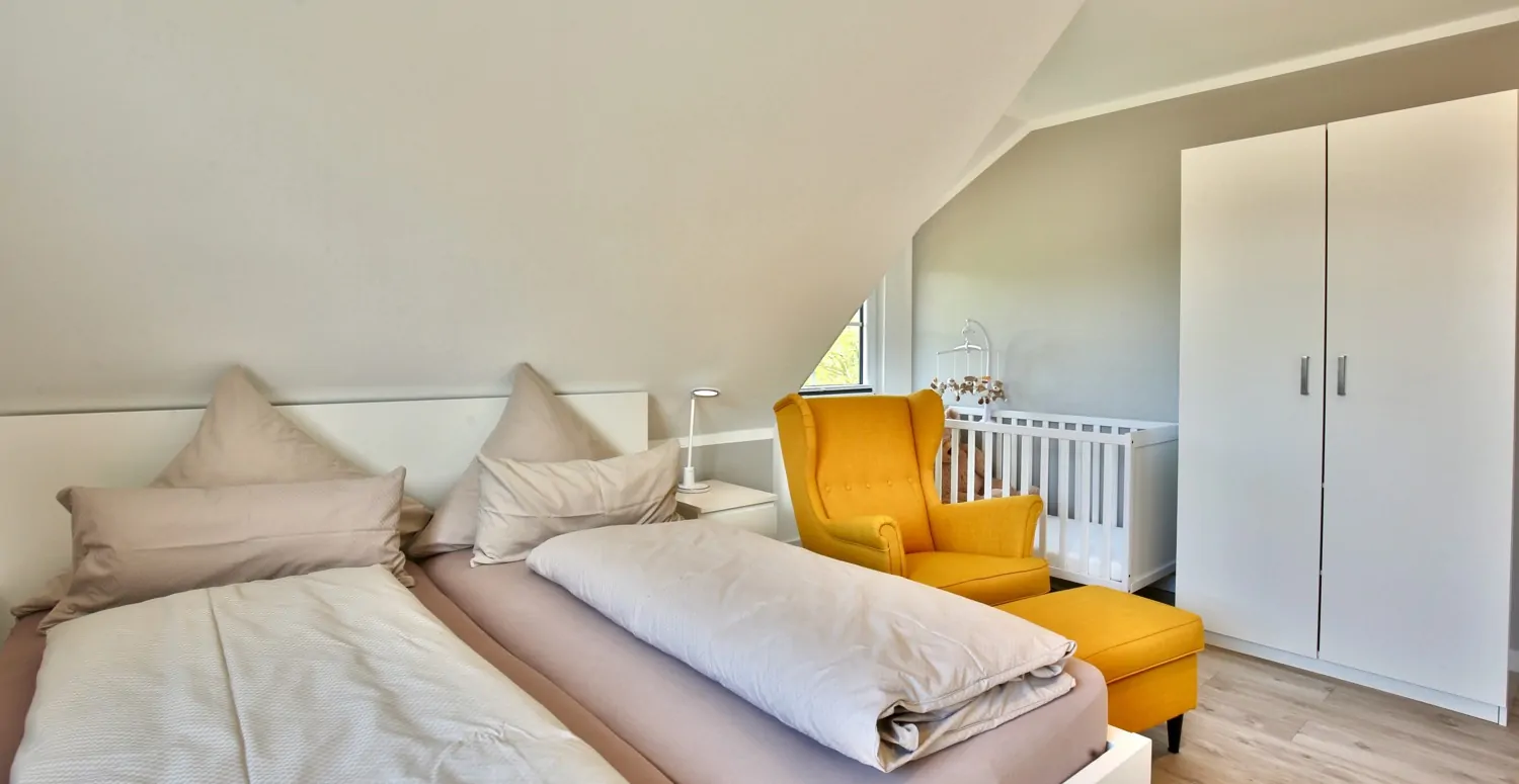 Schlafzimmer 1 mit Kinderbett