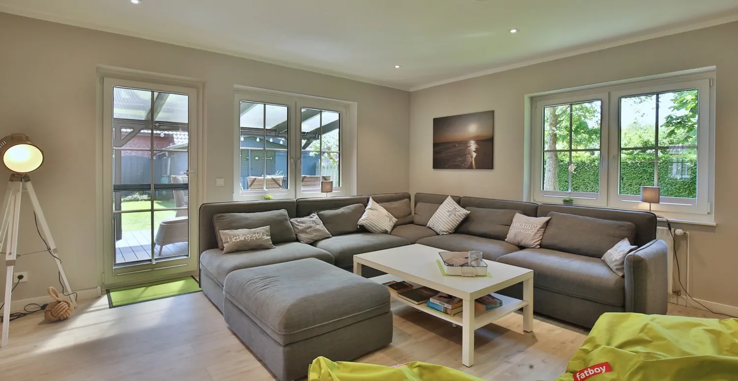 Wohnzimmer EG mit Blick zur Terrasse