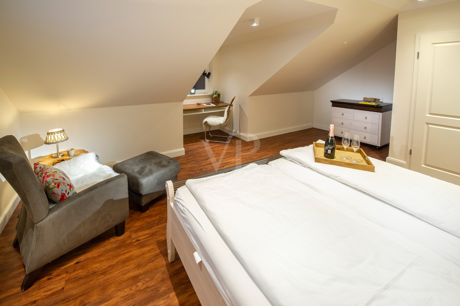Schlafzimmer 6