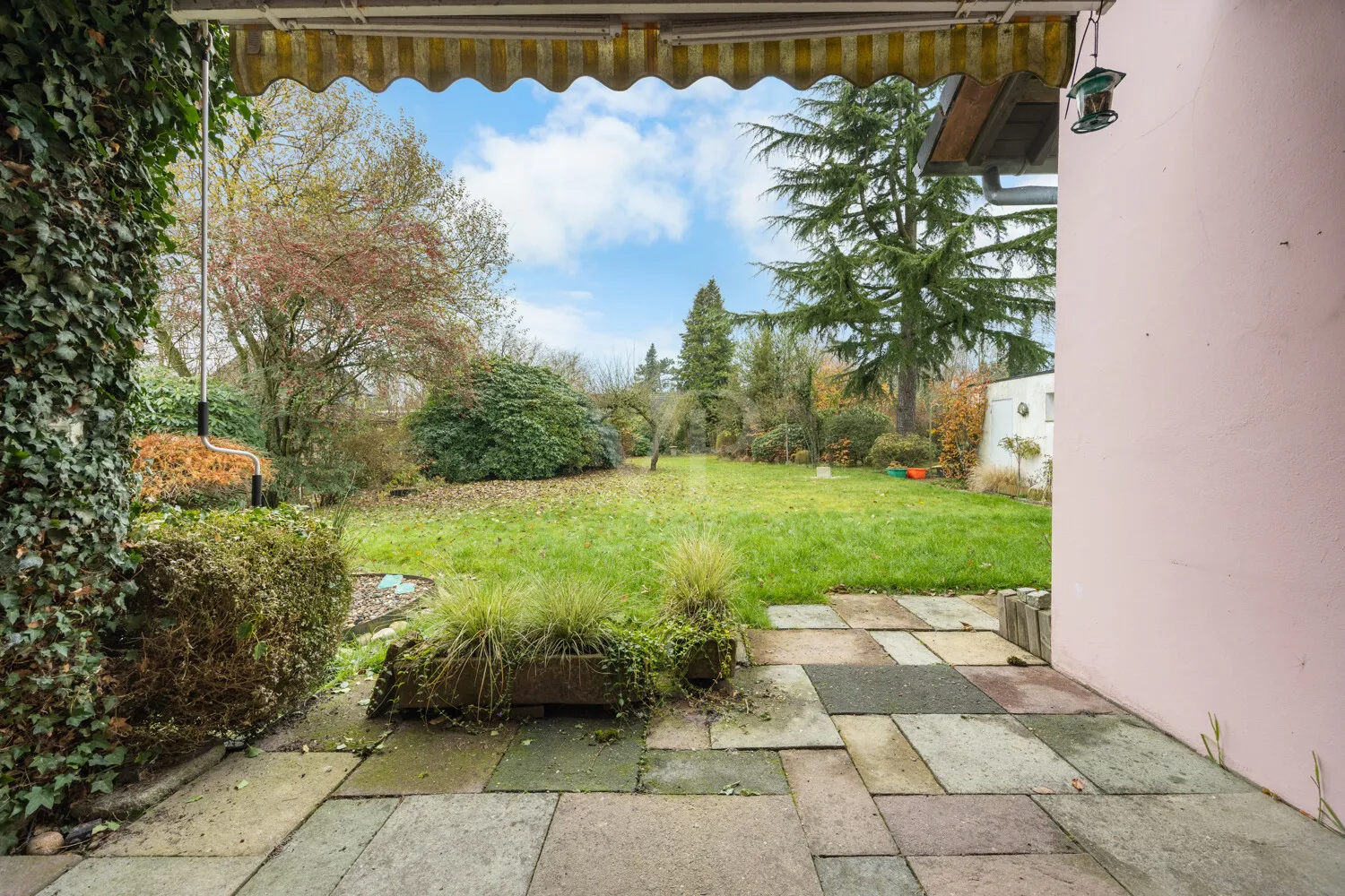 Garten mit überdachter Terrasse