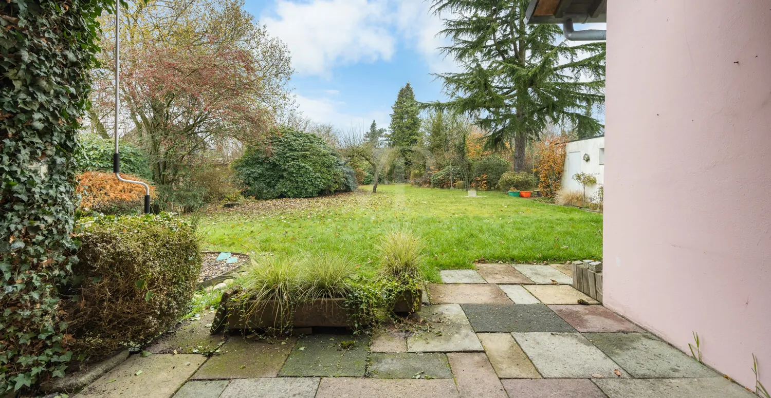 Garten mit überdachter Terrasse