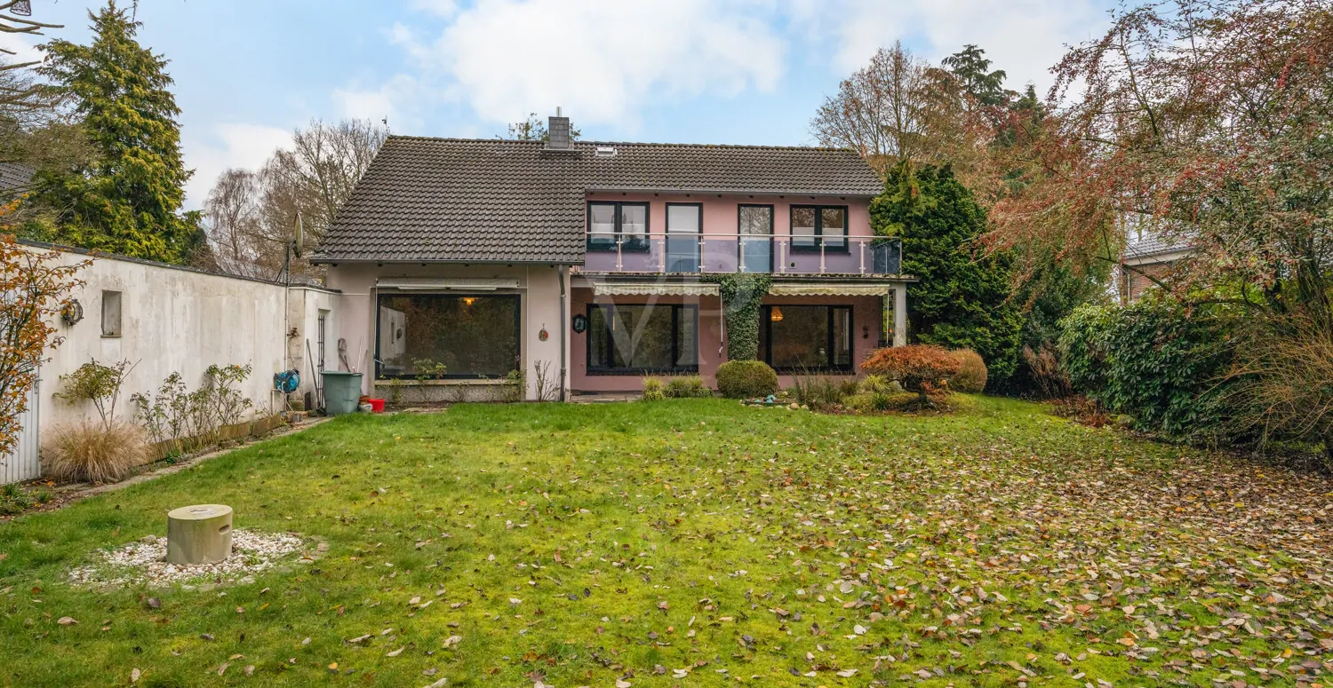 Garten und Haus mit Garage von hinten