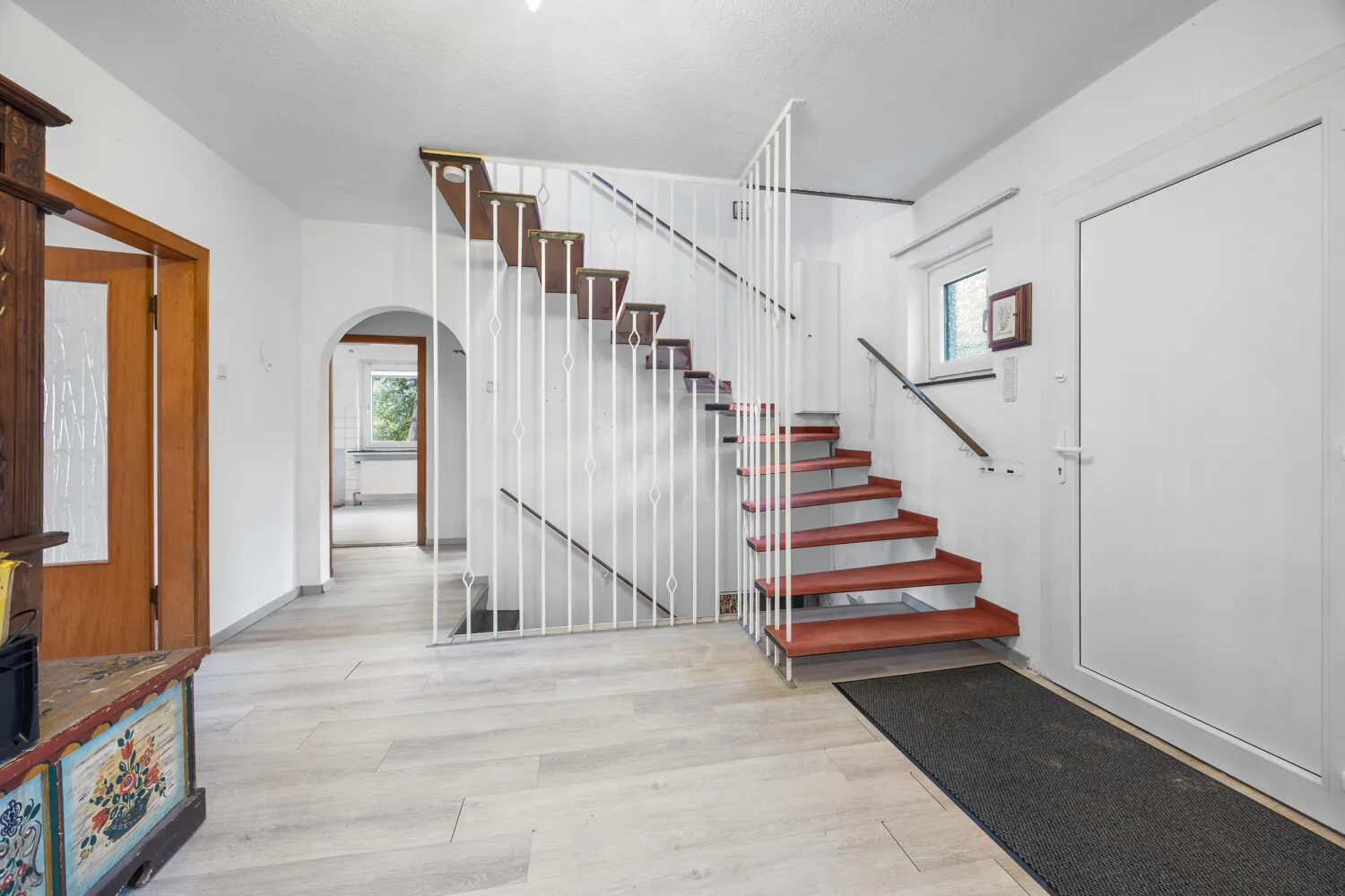 Flur EG und Treppe ins OG