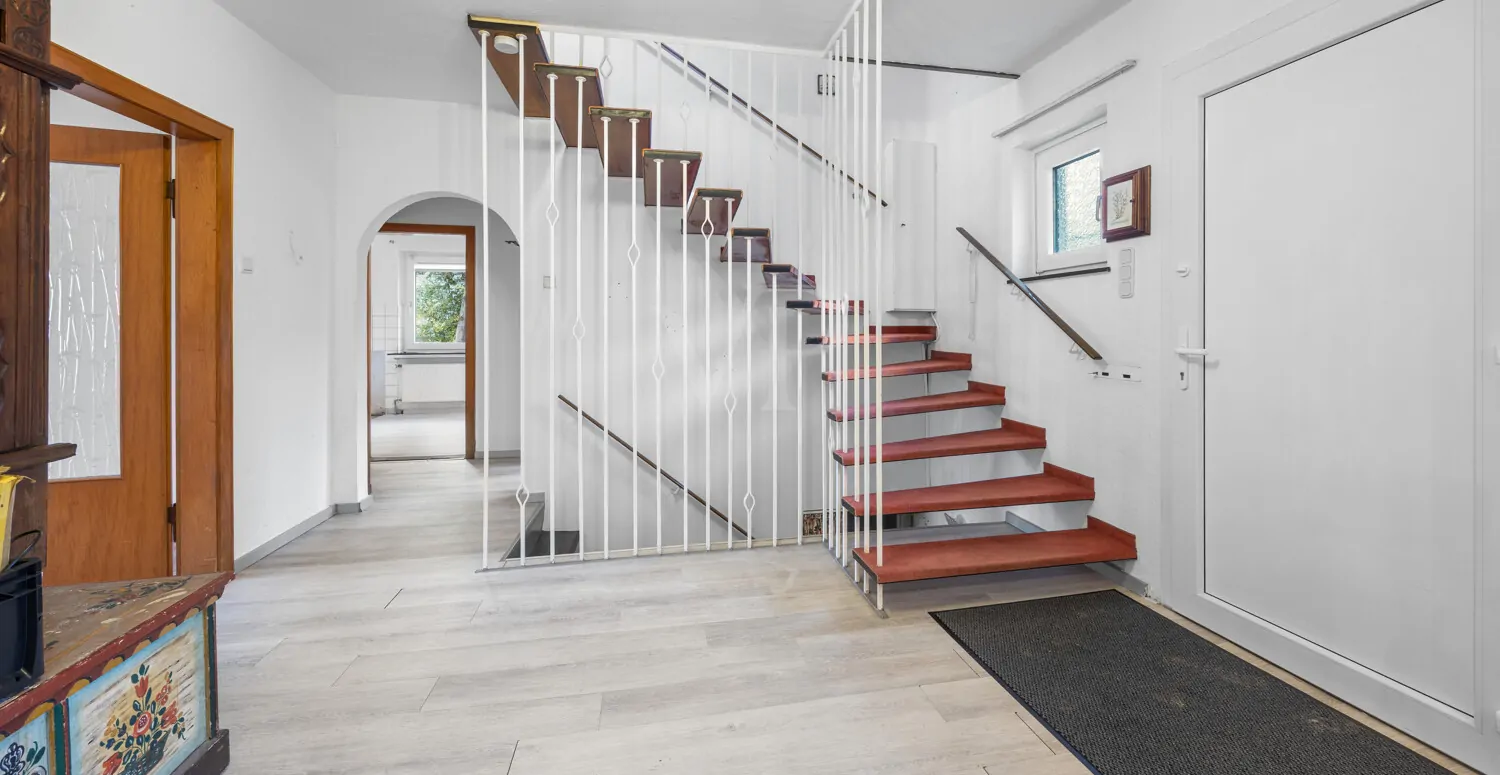 Flur EG und Treppe ins OG