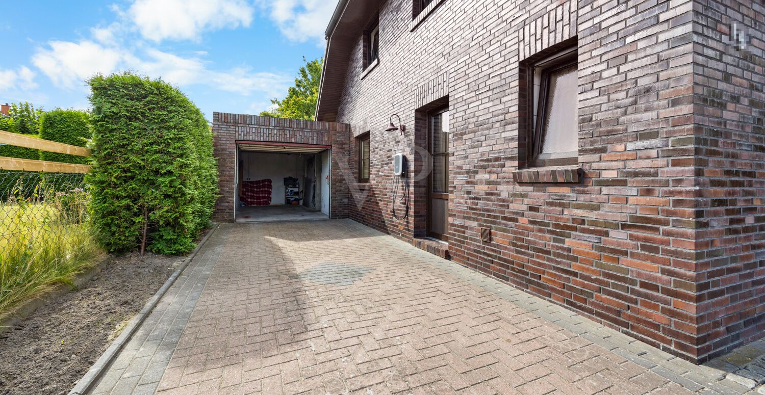 Auffahrt und Garage