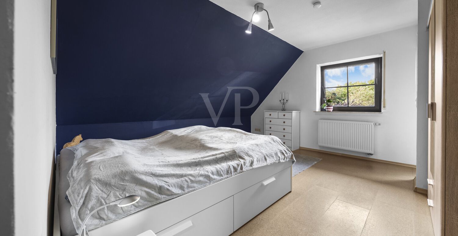 Schlafzimmer mit Zugang zum Balkon