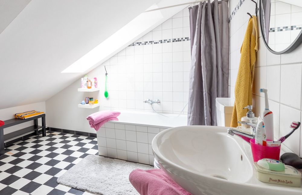 Duschbad im Dachgeschoss der Betreiberwohnung