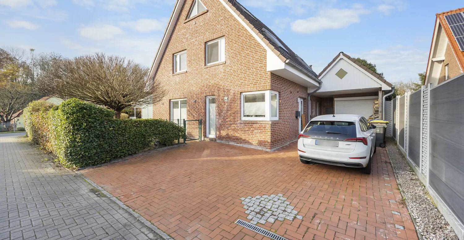 Haus vorne mit Stellplätzen