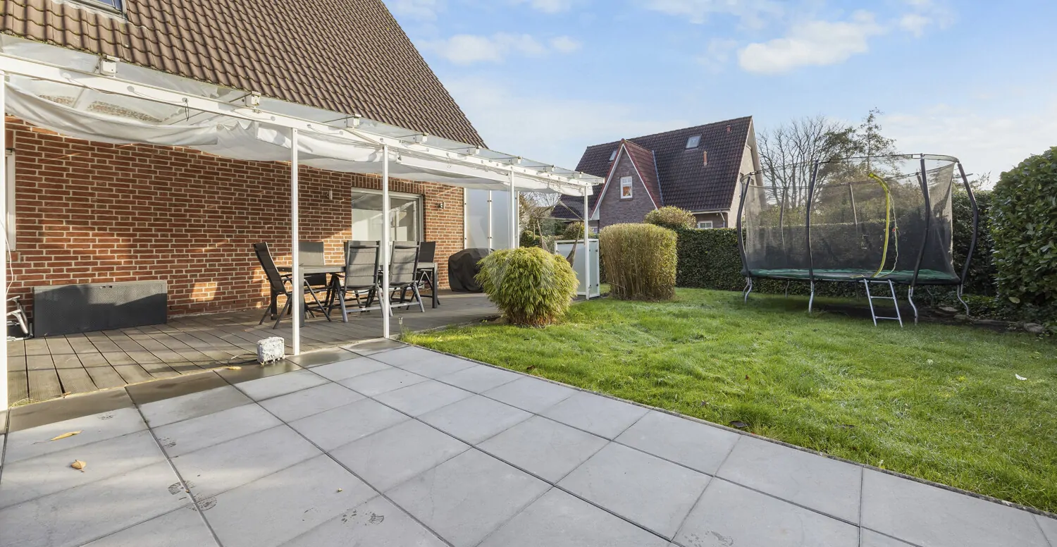 zweite Terrasse mit Garten