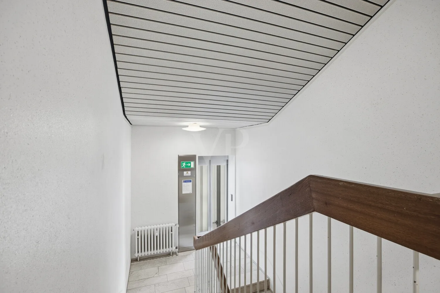 Treppenhaus mit Aufzug