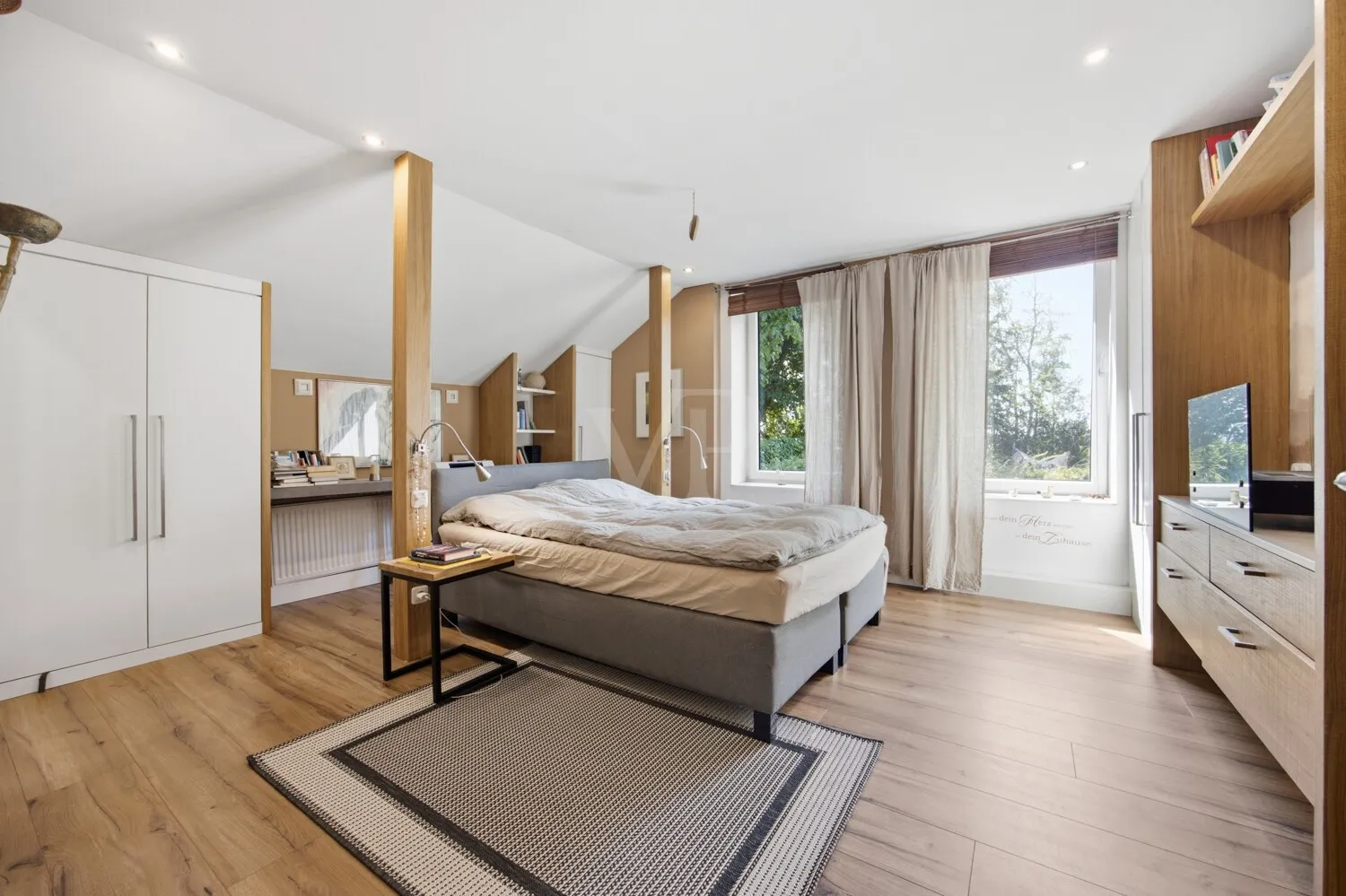 Master-Bedroom im EG