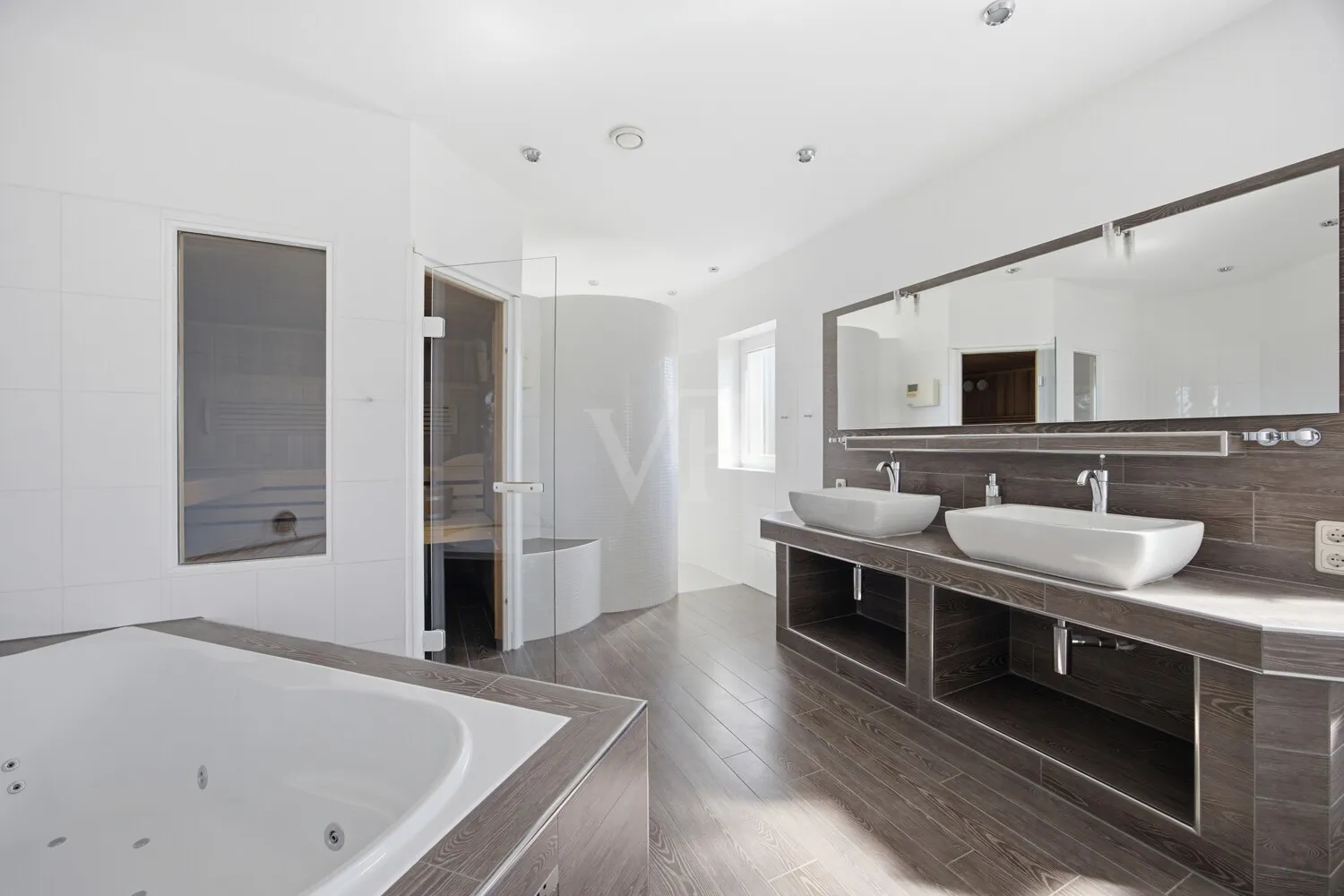 Badezimmer mit Whirlpool und Sauna