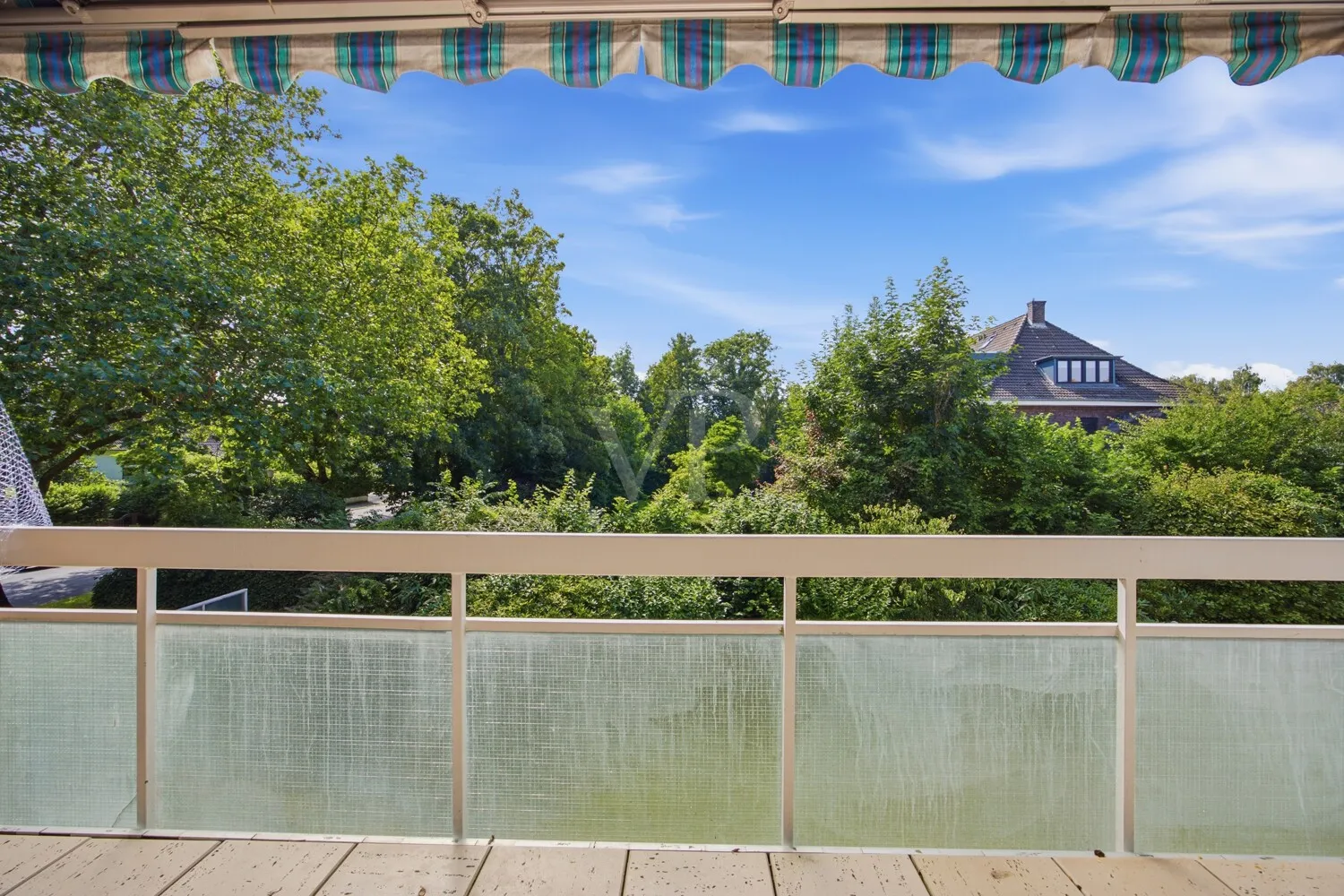 Balkon mit Blick in den Garten