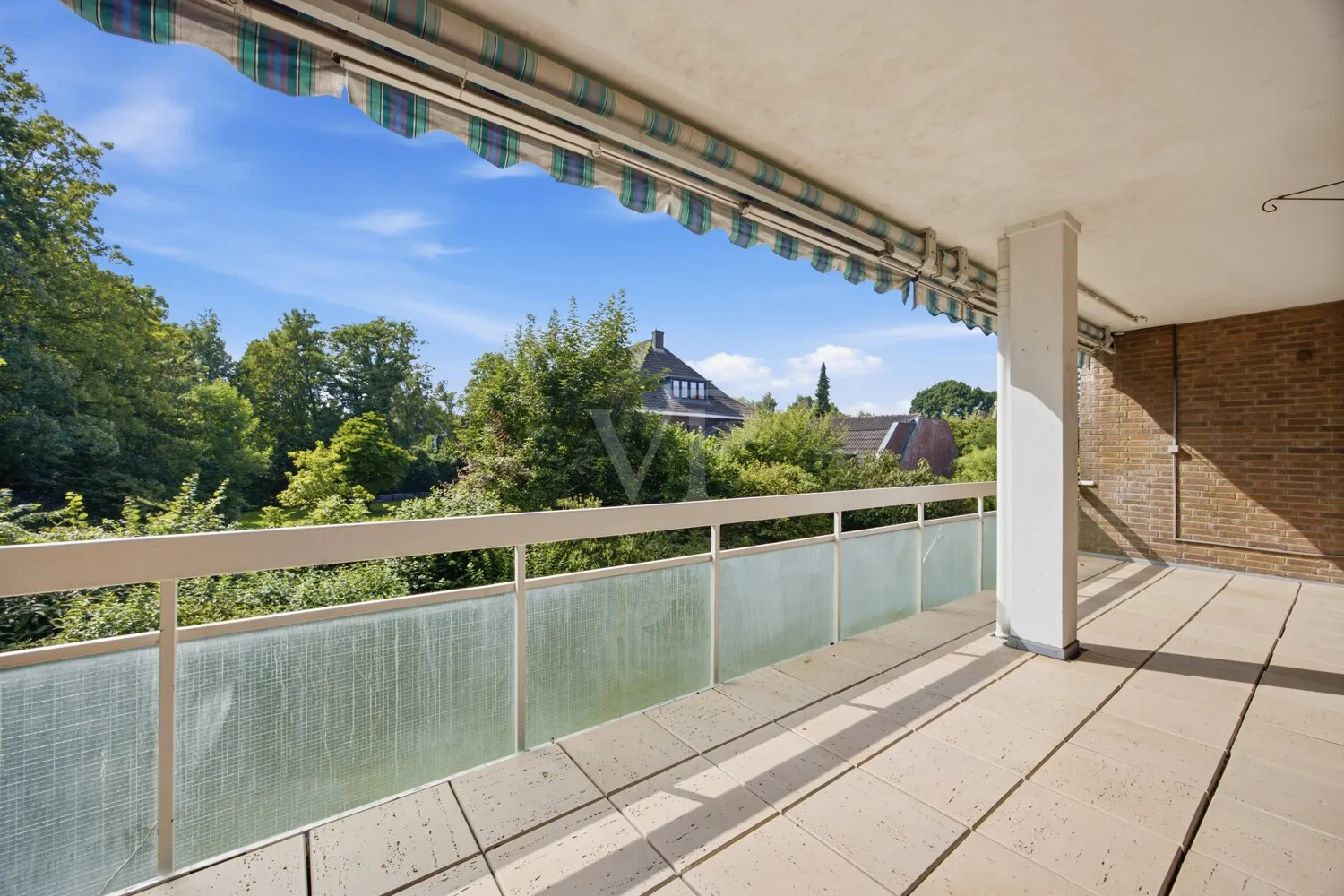 überdachter Balkon mit Markis
