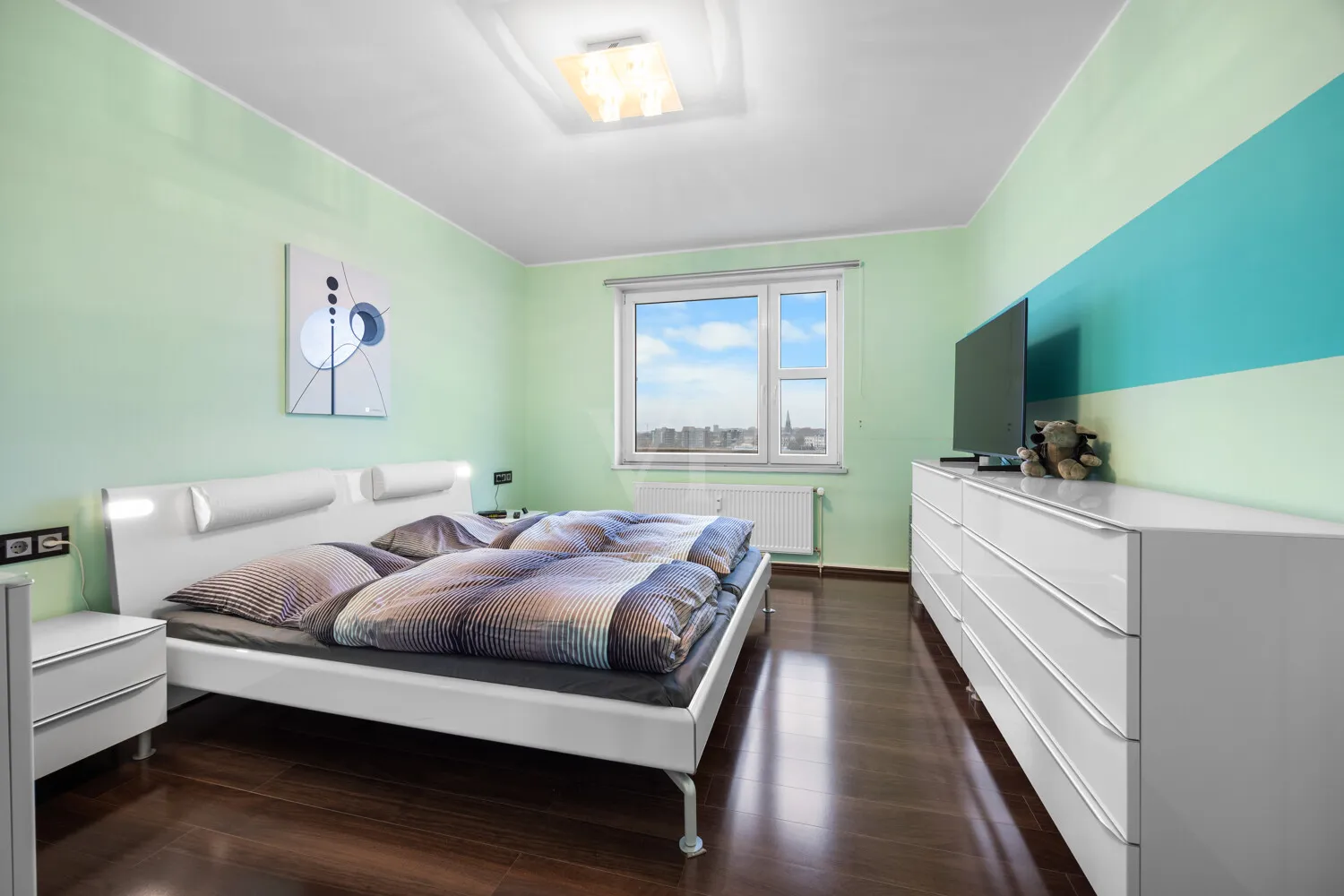 Ruhiges Schlafzimmer mit Ausblick