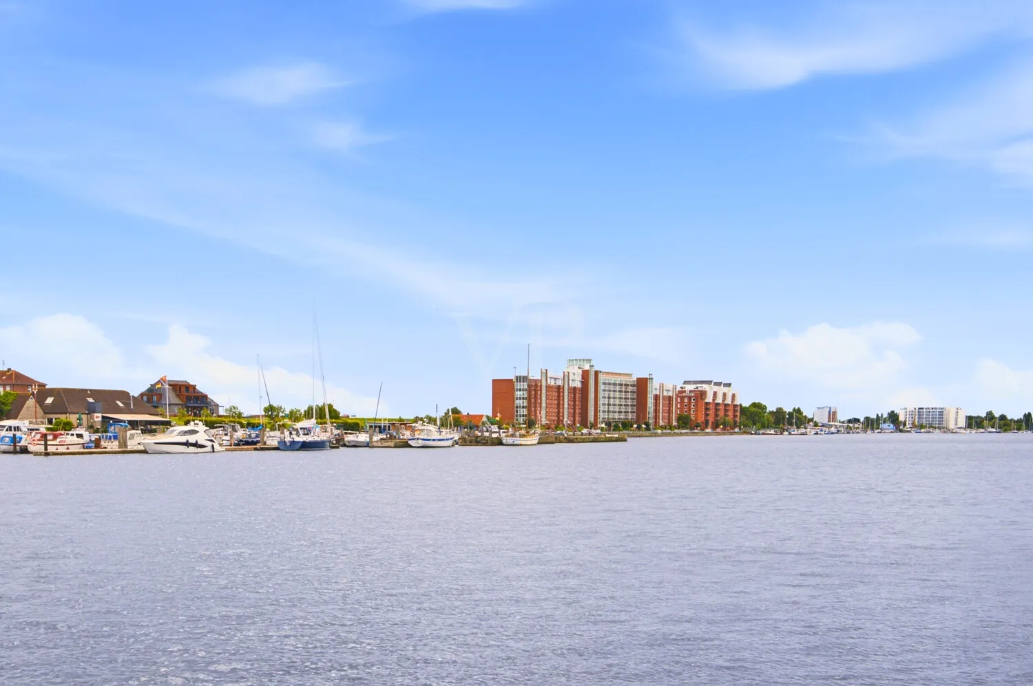 Direkt am Wasser – der Südstrand von der Hafenseite