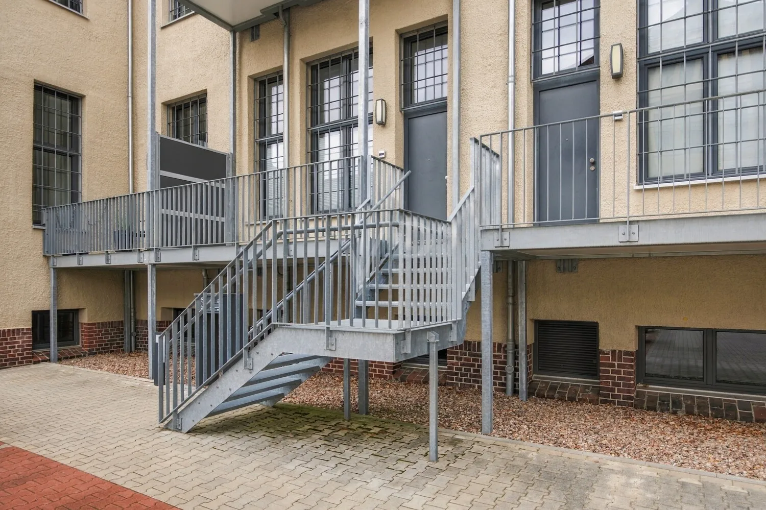 Eingang mit Balkon