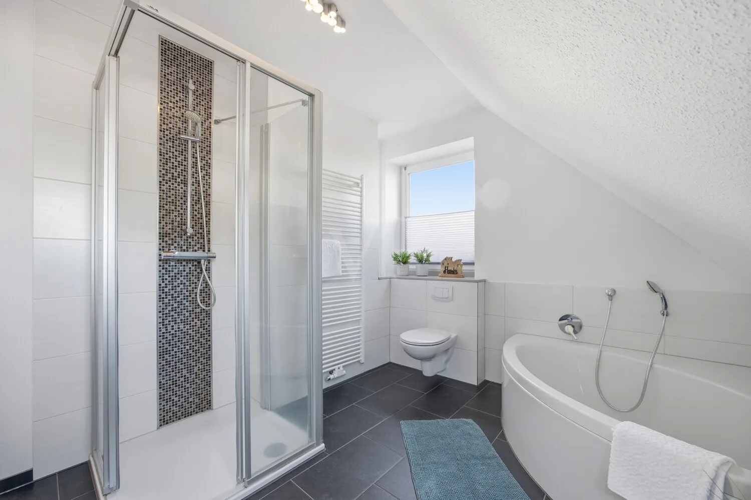 Badezimmer mit Dusche & Badewanne