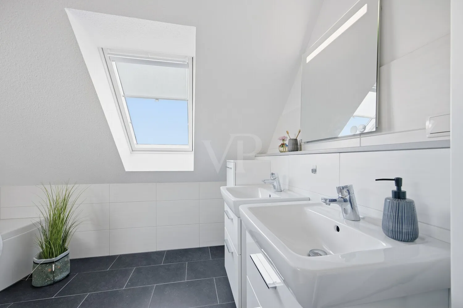 Badezimmer mit Dusche & Badewanne