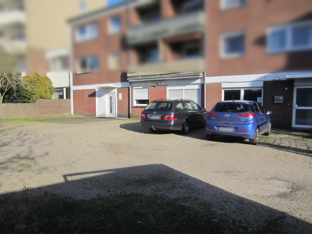 Hoffläche mit Parkplätzen