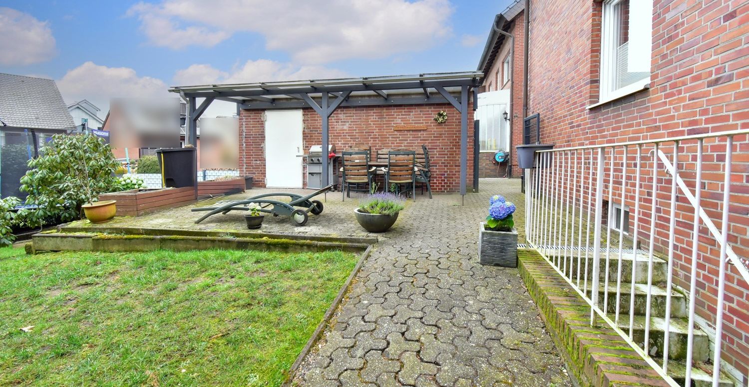 Garten mit überdachter Terrasse
