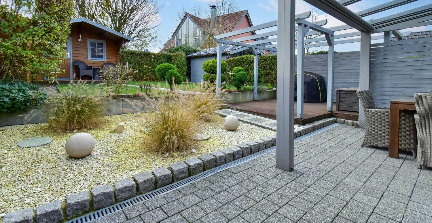 Terrasse mit Blick in den Garten