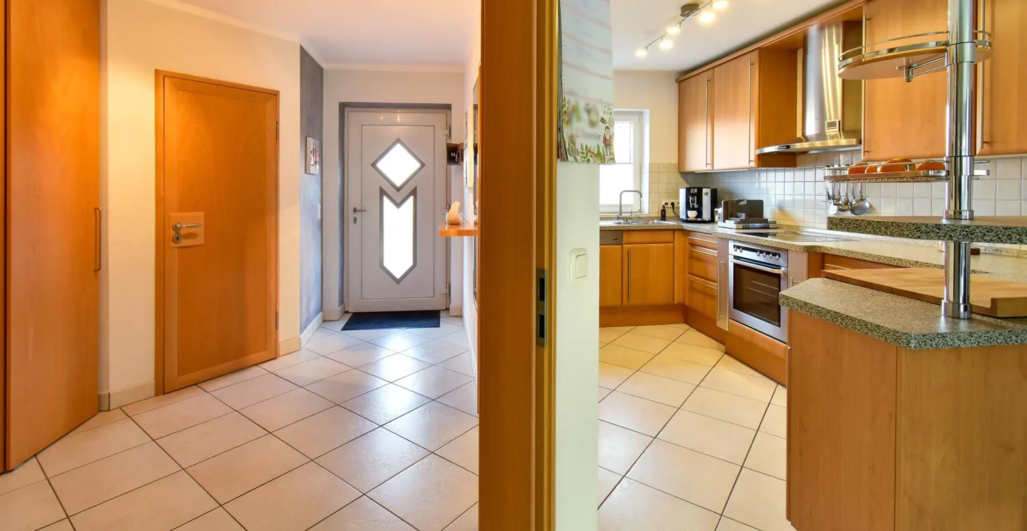 Blick in Diele und Küche