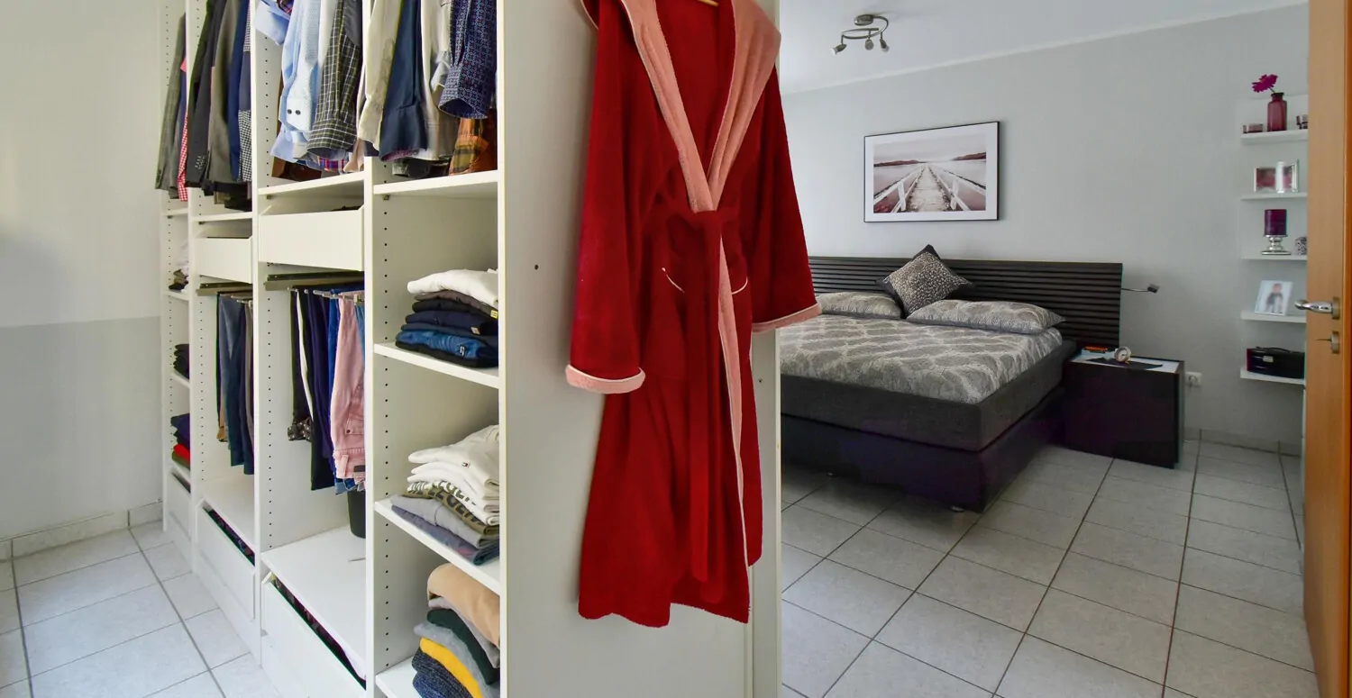 Schlafzimmer I im Souterrainmit Ankleidebereich