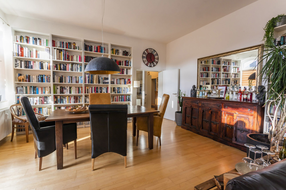 Wohn-/Esszimmer möbliert