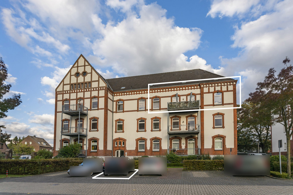 Westansicht mit Stellplatz