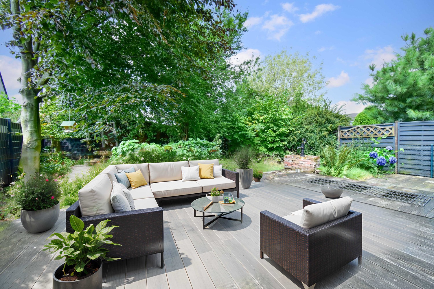 Terrasse mit KI-Möblierung