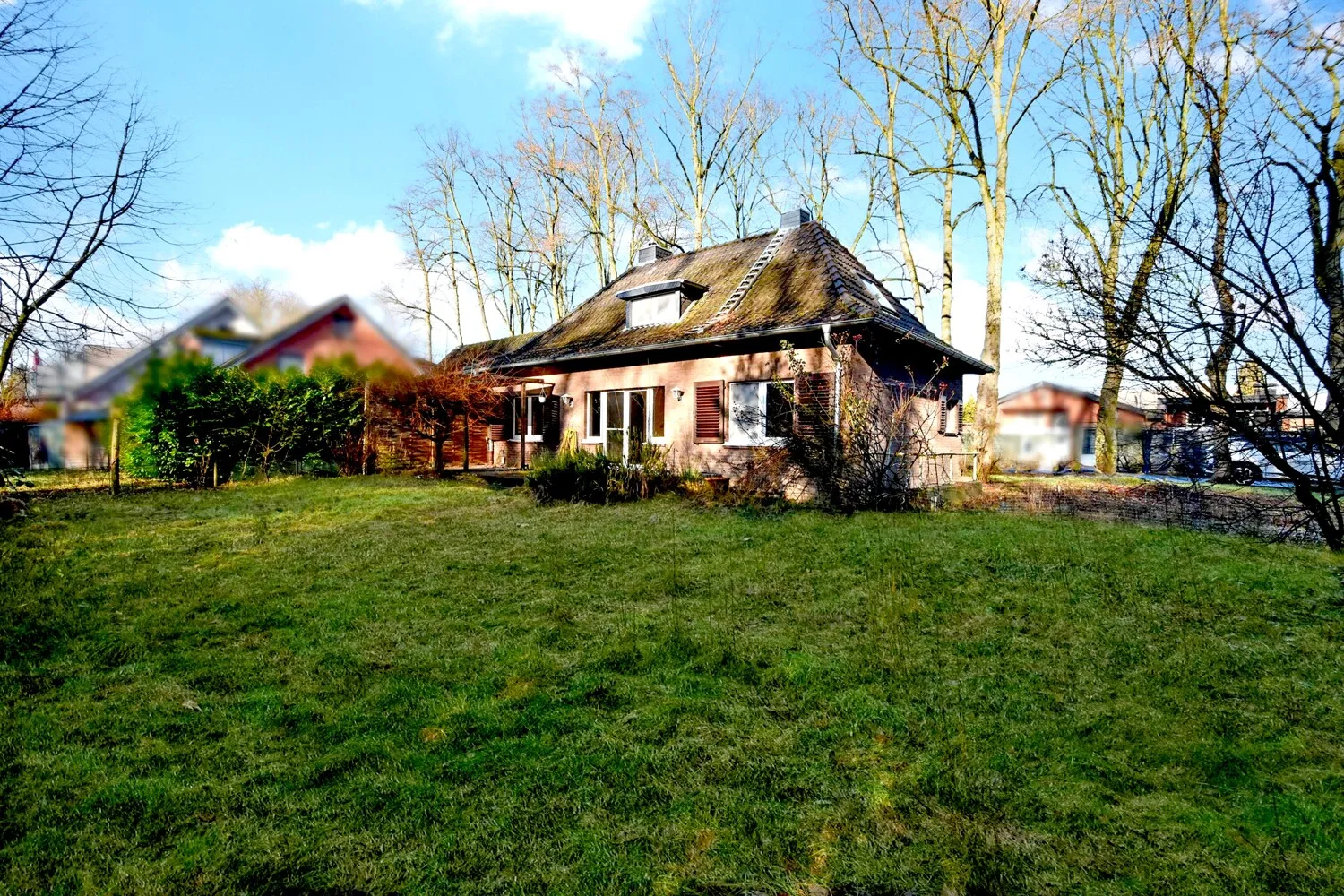 Charmantes freistehendes Einfamilienhaus mit angebauter separater Wohneinheit im Grünen