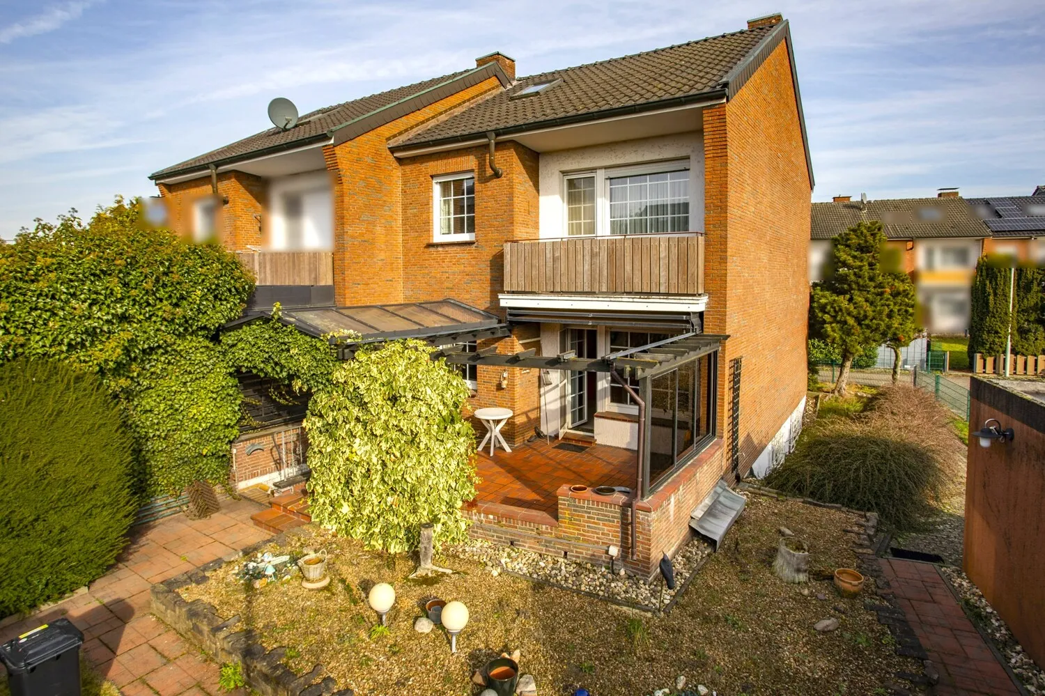 Gemütliche Doppelhaushälfte mit zwei Garagen in Wesel-Feldmark