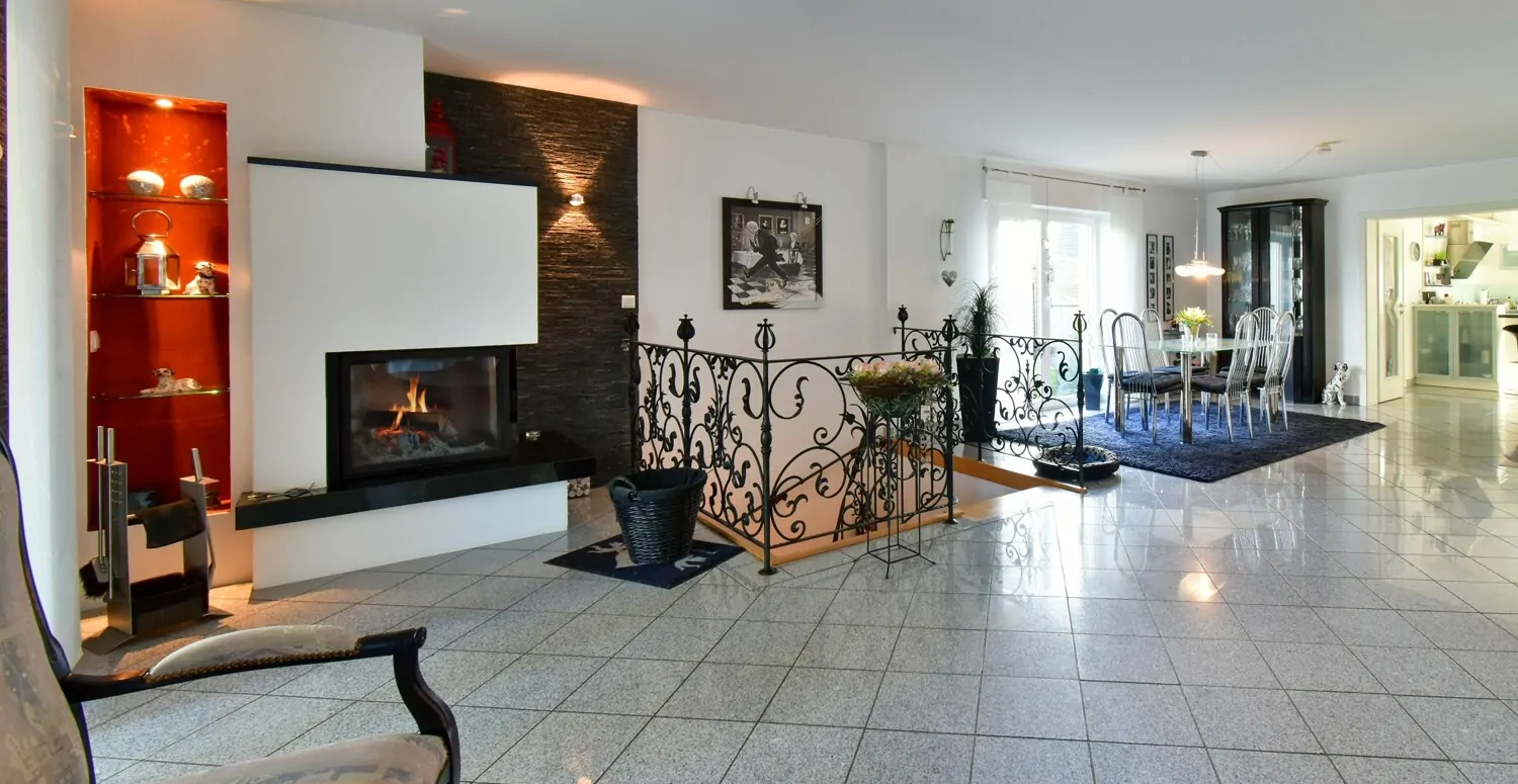 Wohn-/Esszimmer mit Heizkamin im EG
