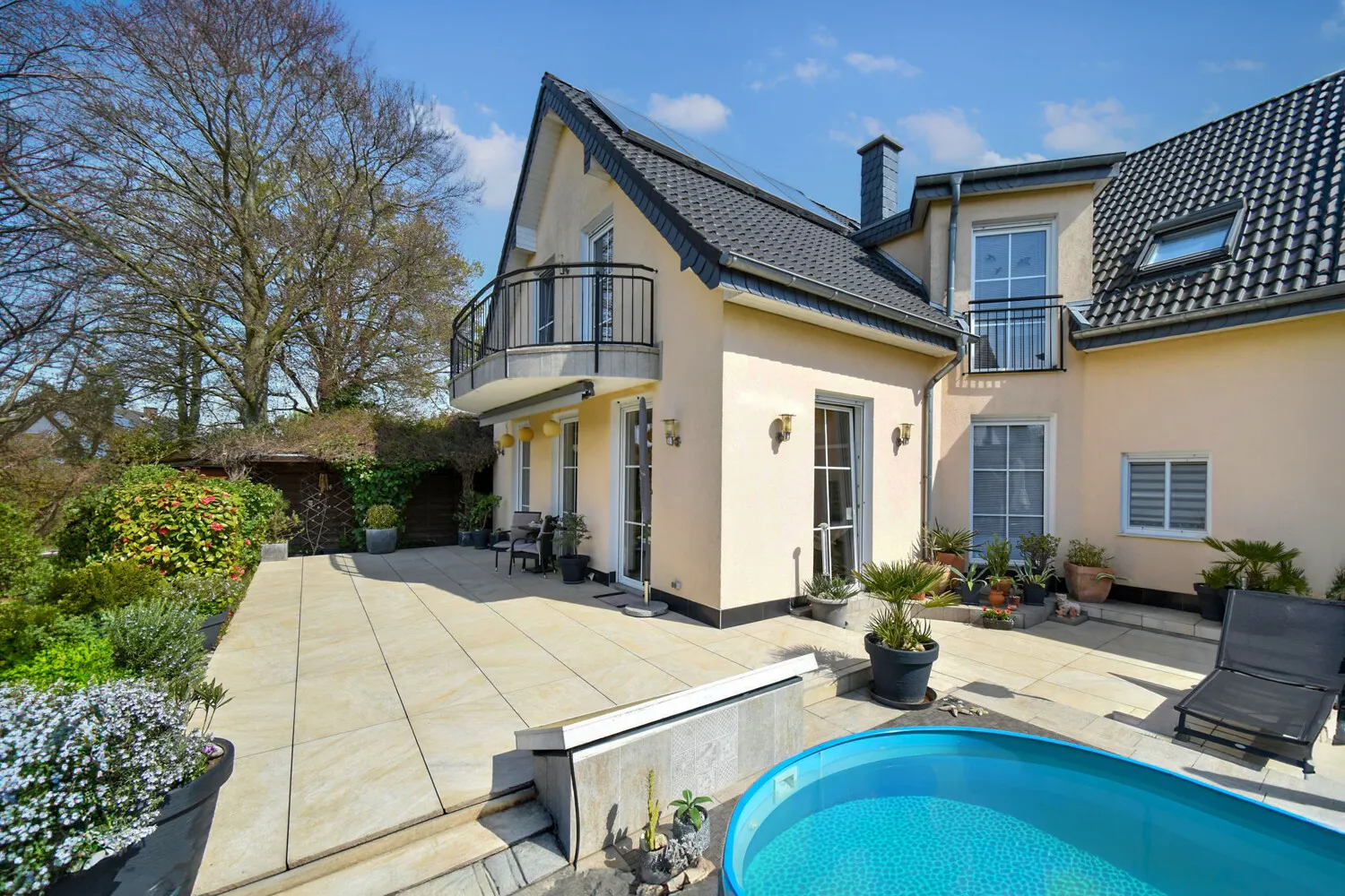 Terrasse und Poolterrasse