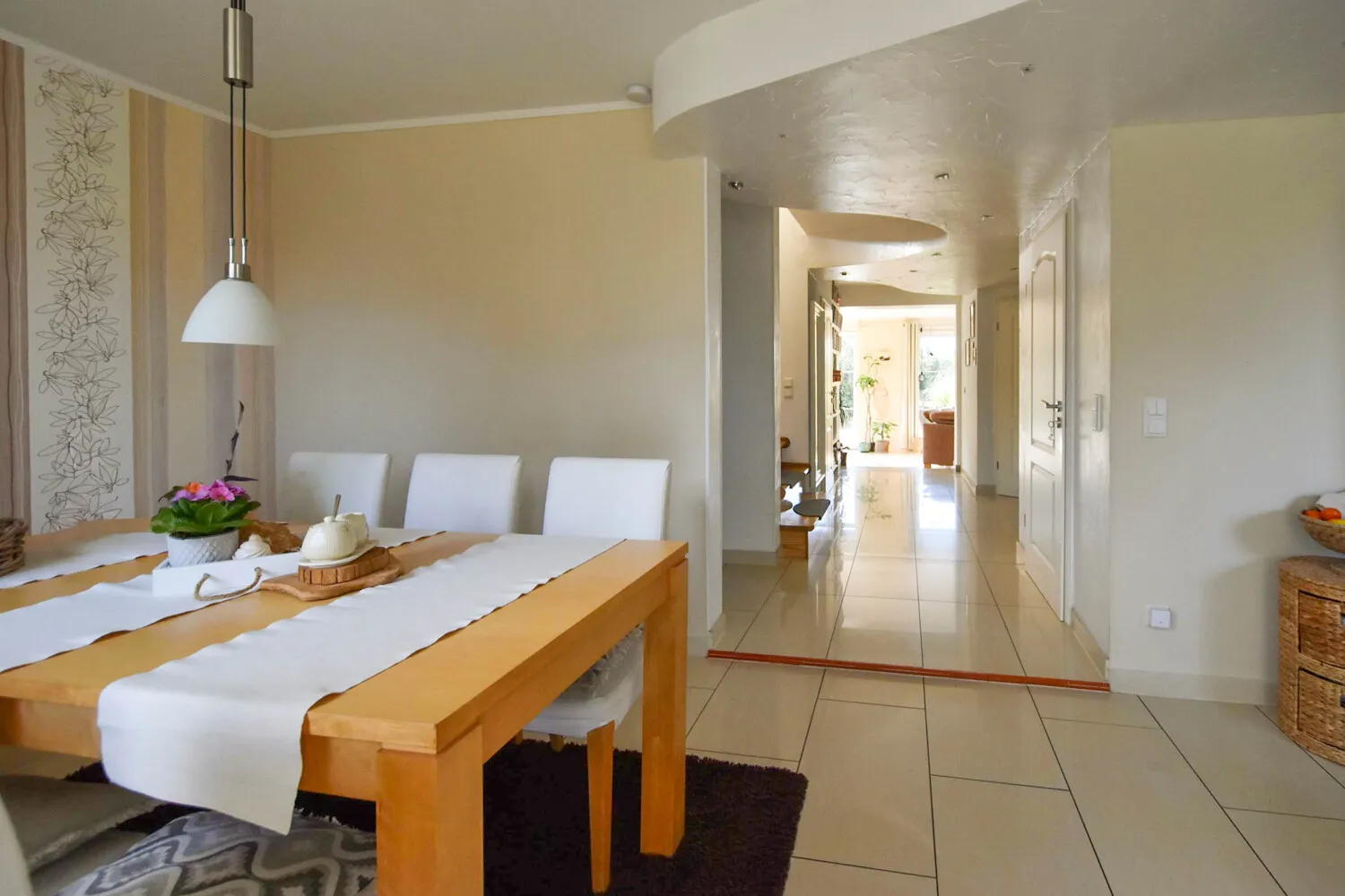 Essbereich mit Blick zum  Wohnbereich EG