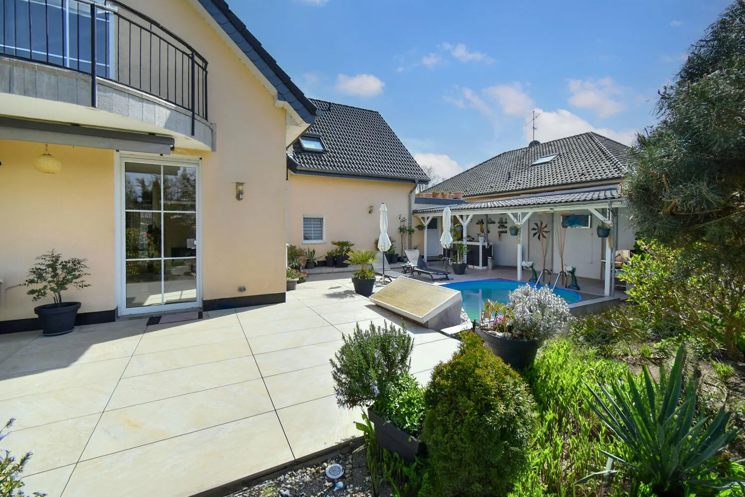 Terrasse und Poolbereich