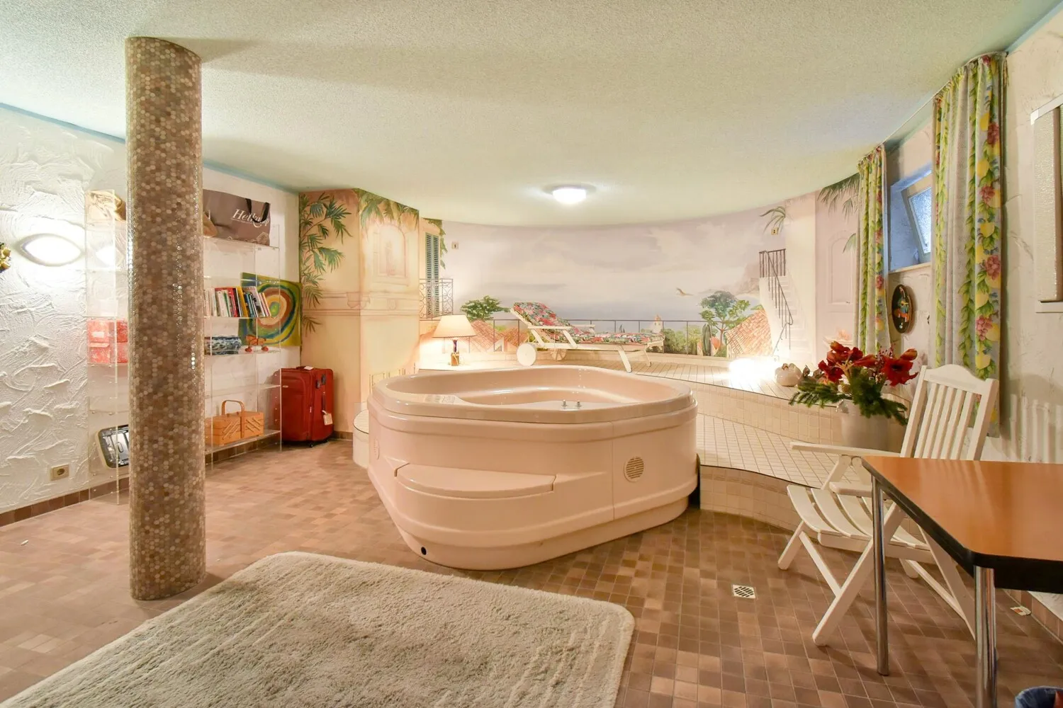 Wellnessbereich mit Whirlpool im Souterrain