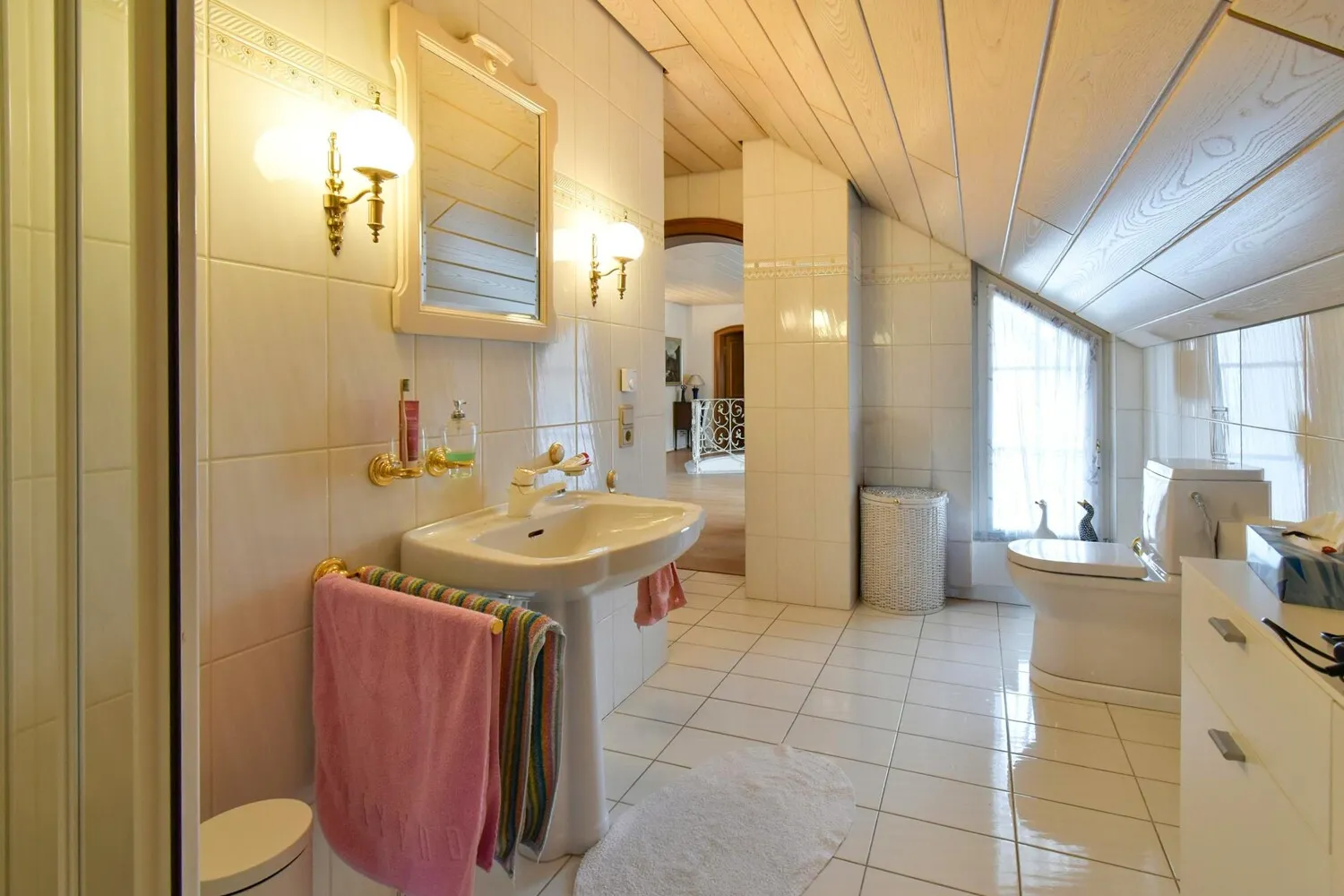Bad mit Dusche im Dachgeschoss