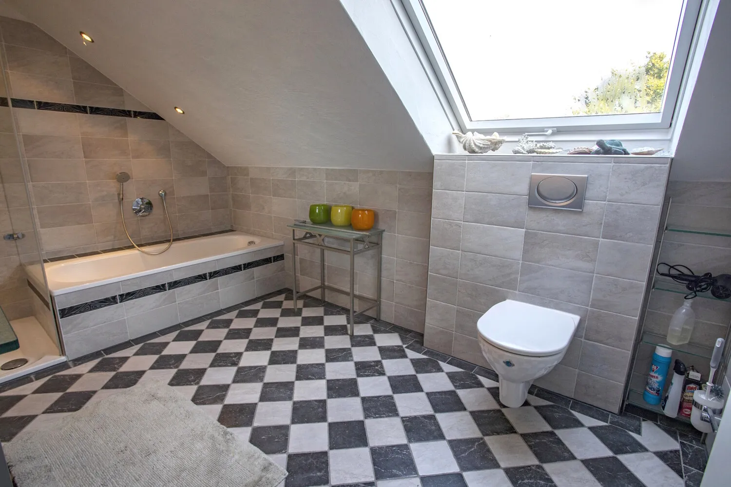 Badezimmer mit Badewanne und Dusche DG
