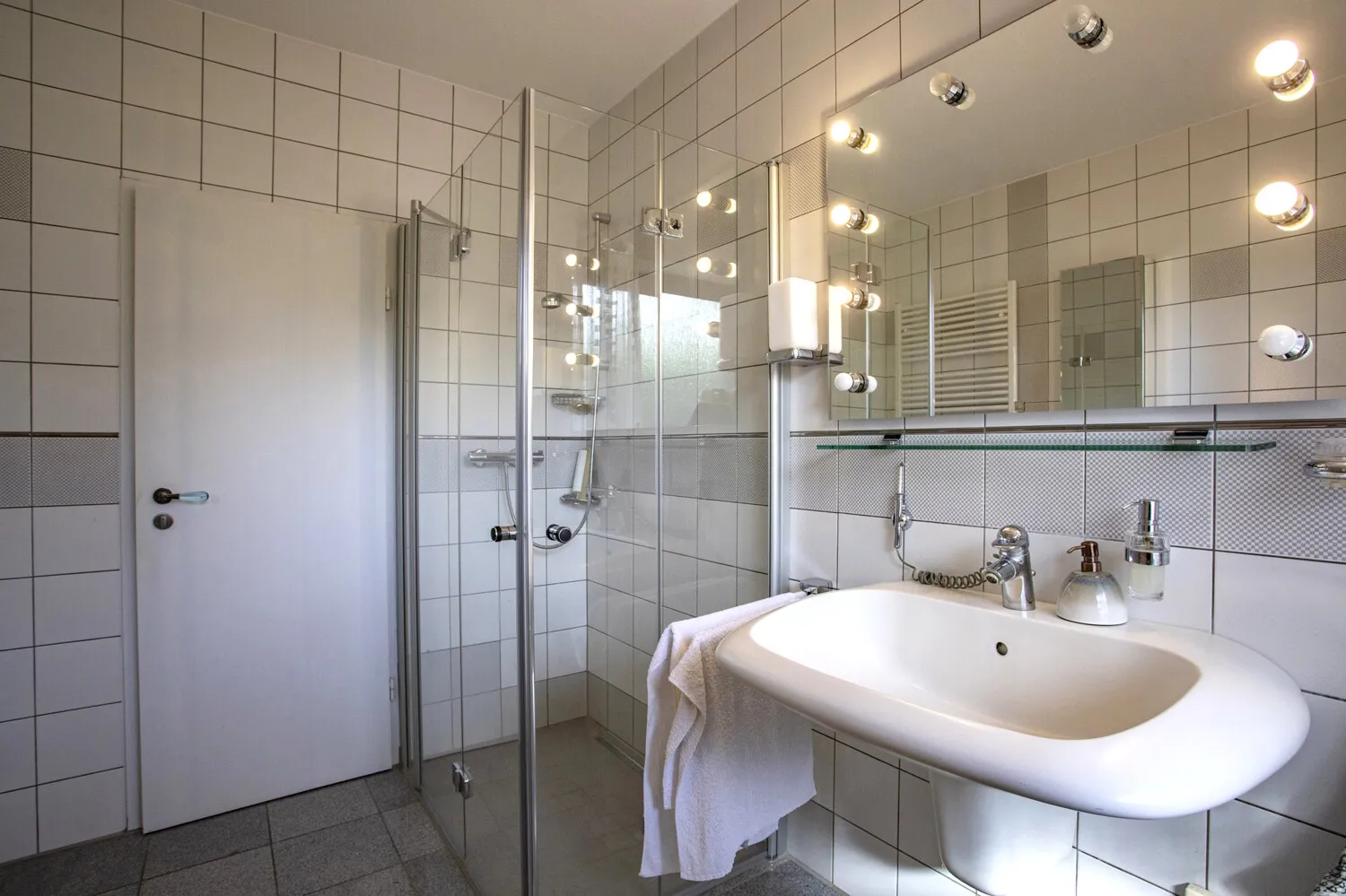 Badezimmer mit Dusche EG